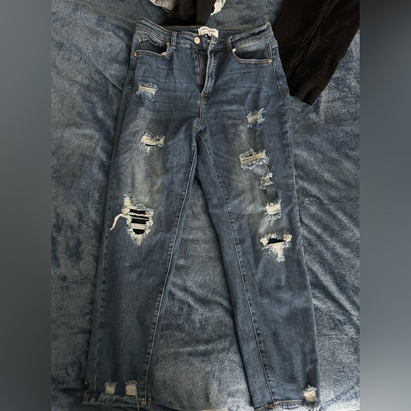medium wash size 9/29 blue ripped jeans - Picture 2 of 5